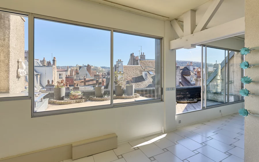 Salle à manger de l'appartement en duplex sur les toits de Besançon à vendre - Arrière-Cour, agence immobilière spécialisée dans le Doubs