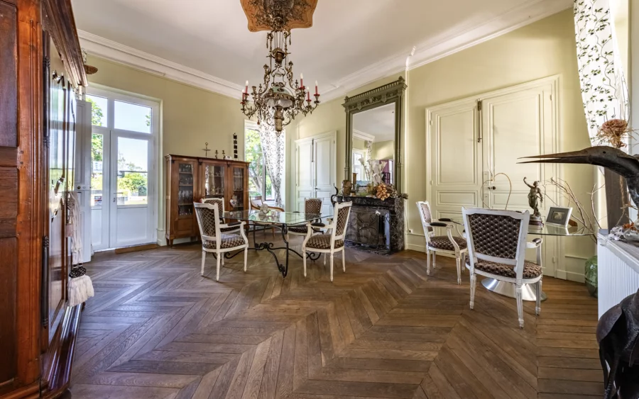 Salle à manger - aux portes de Chalon-sur-Saône, l’élégance d’un domaine du XIXᵉ siècle à vendre - Arrière-Cour, agence immobilière spécialisée dans le Haut-Rhin