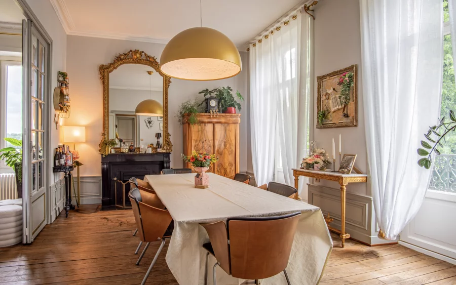 Salle à manger du manoir de caractère en Haute-Marne à vendre - Arrière-Cour, agence immobilière spécialisée dans la Haute-Marne