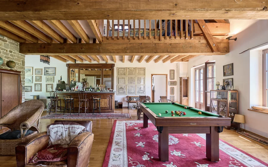 Salle de jeux de l'ancienne ferme rénovée proche d’Arbois à vendre - Arrière-Cour, agence immobilière spécialisée dans le Jura