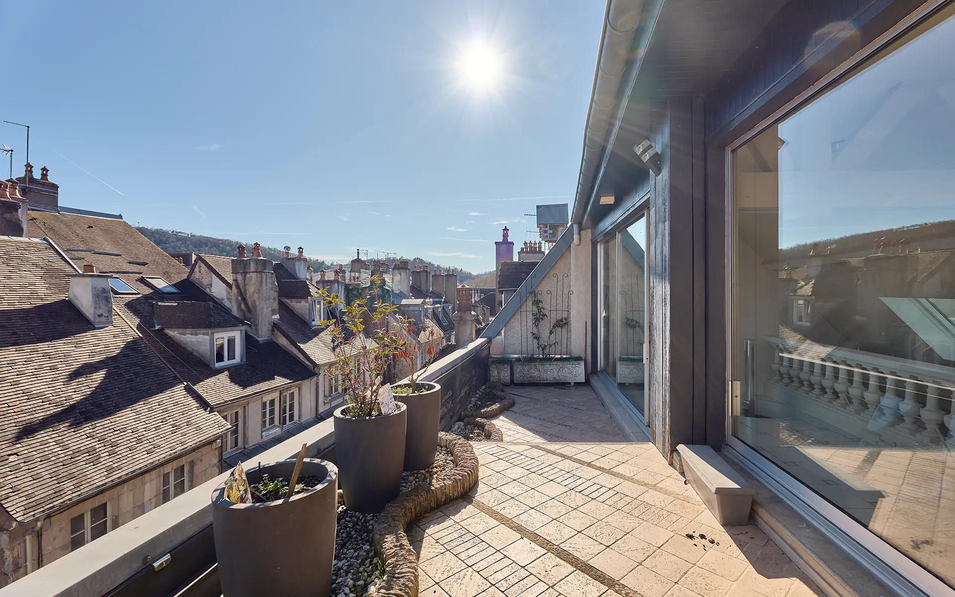 Terrasse de l'appartement en duplex sur les toits de Besançon à vendre - Arrière-Cour, agence immobilière spécialisée dans le Doubs