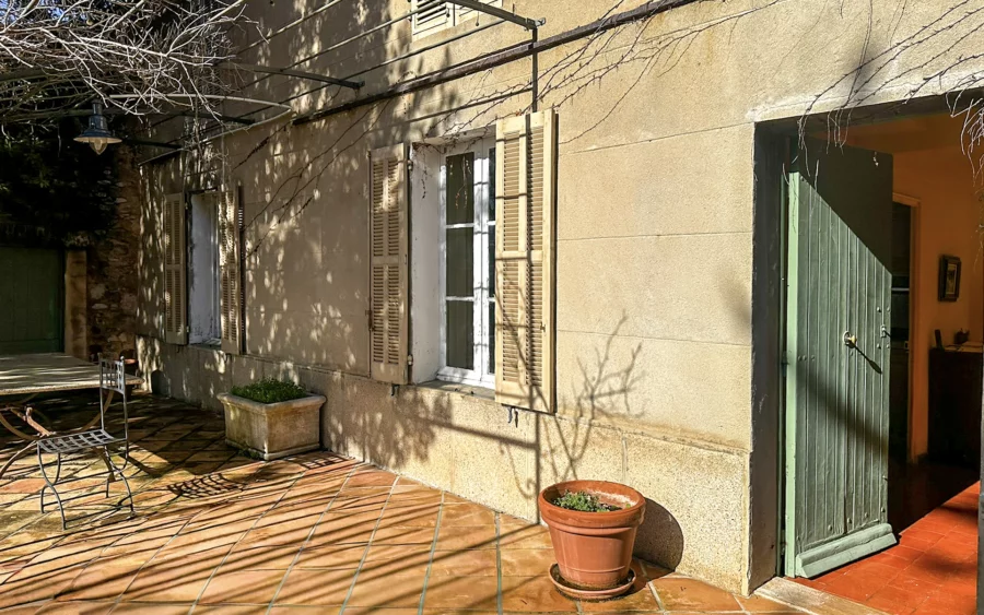 Terrasse lumineuse de la maison de maître et son domaine viticole en Provence verte à vendre - Arrière-Cour, agence immobilière spécialisée dans le Var
