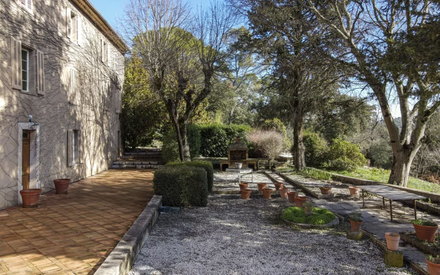 Terrasse de la maison de maître et son domaine viticole en Provence verte à vendre - Arrière-Cour, agence immobilière spécialisée dans le Var