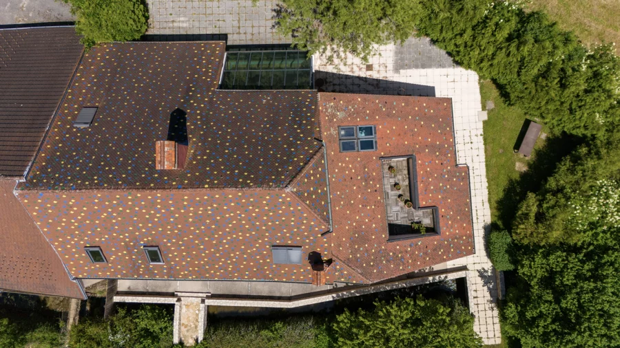 Toiture de l'ancienne ferme rénovée proche d’Arbois à vendre - Arrière-Cour, agence immobilière spécialisée dans le Jura