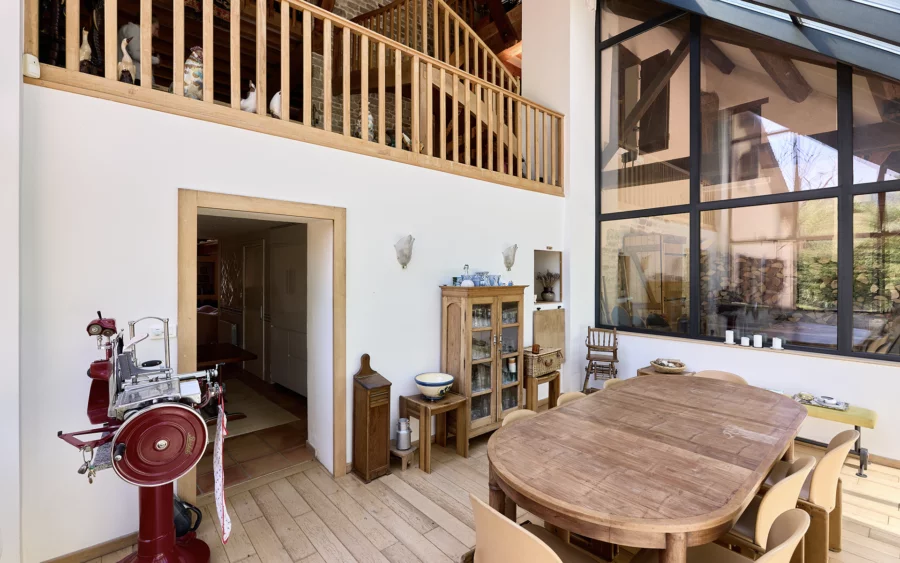 Véranda de l'ancienne ferme rénovée proche d’Arbois à vendre - Arrière-Cour, agence immobilière spécialisée dans le Jura