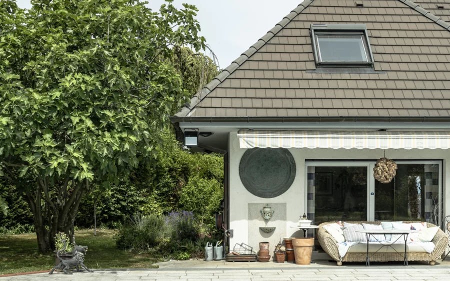 Verdure et façade de la villa d’architecte aux portes de Bâle à vendre - Arrière-Cour, agence immobilière spécialisée dans le Haut-Rhin