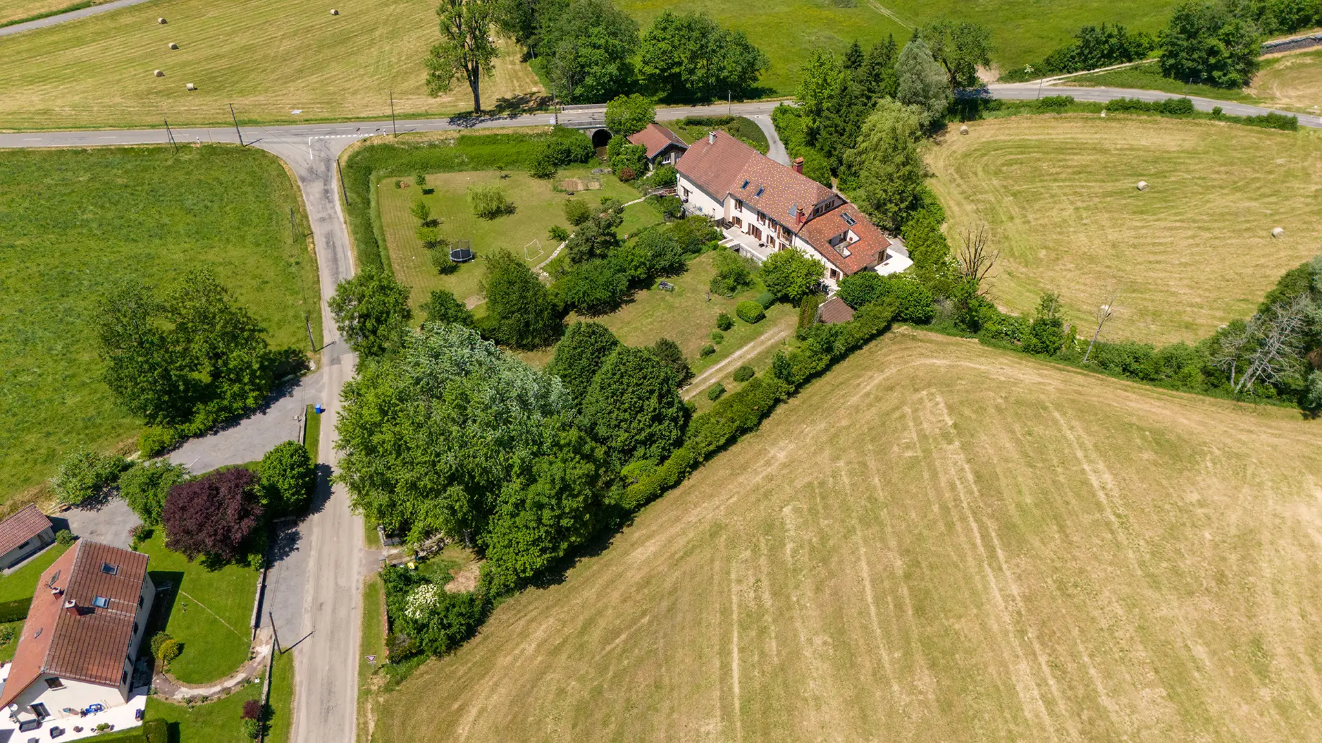 Vue drone de l'ancienne ferme rénovée proche d’Arbois à vendre - Arrière-Cour, agence immobilière spécialisée dans le Jura