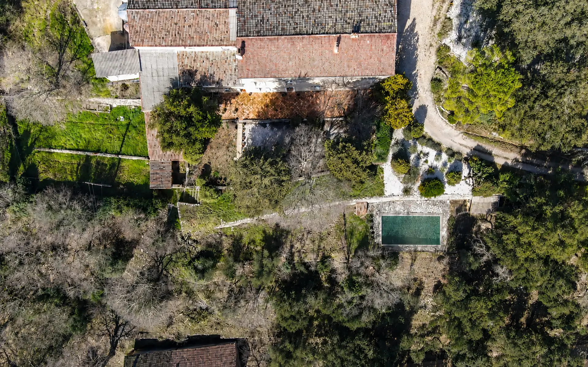 Vue drone de la maison de maître et son domaine viticole en Provence verte à vendre - Arrière-Cour, agence immobilière spécialisée dans le Var