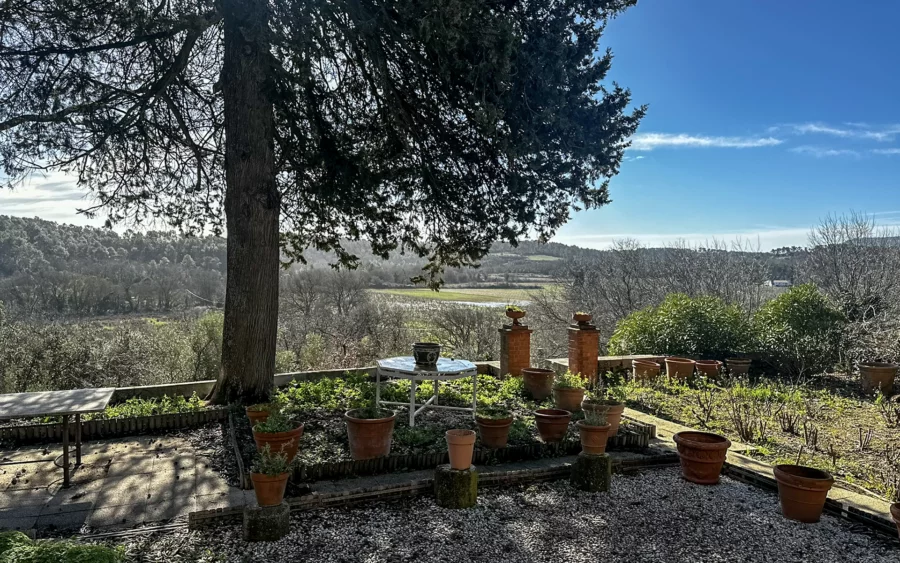 Vue de la maison de maître et son domaine viticole en Provence verte à vendre - Arrière-Cour, agence immobilière spécialisée dans le Var