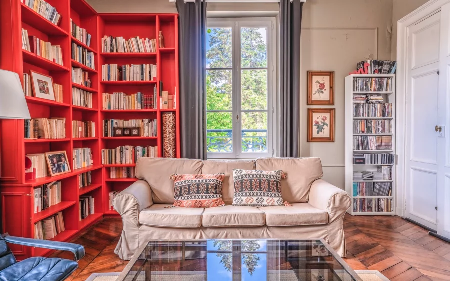 Bibliothèque et salon de la maison de maître en Puisaye à vendre - Arrière-Cour, agence immobilière spécialisée en Bourgogne