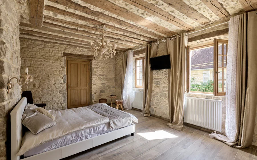 Chambre de la maison en pierre à Port-Lesney à vendre - Arrière-Cour, agence immobilière spécialisée dans le Jura