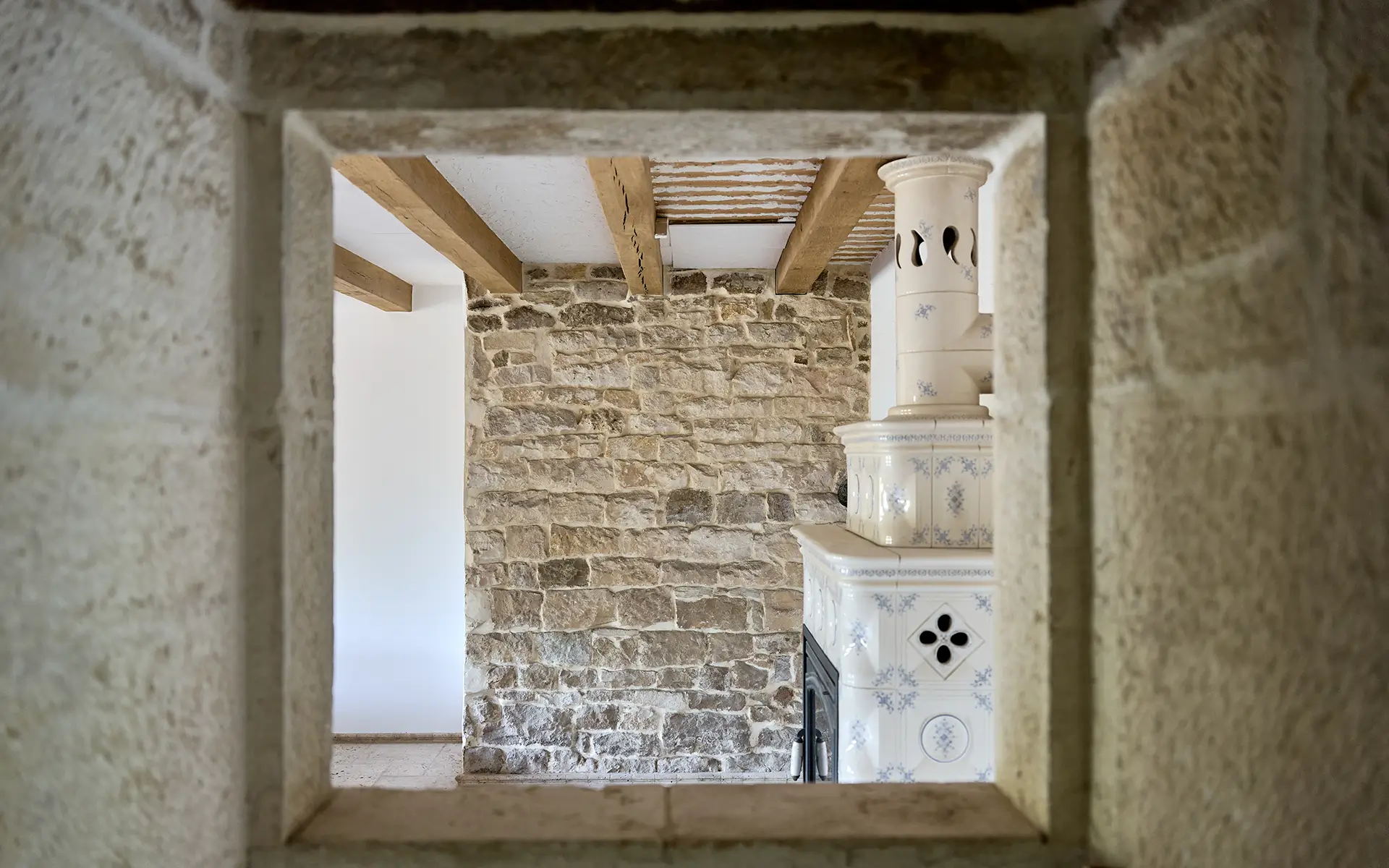 Cheminée de la maison en pierre à Port-Lesney à vendre - Arrière-Cour, agence immobilière spécialisée dans le Jura