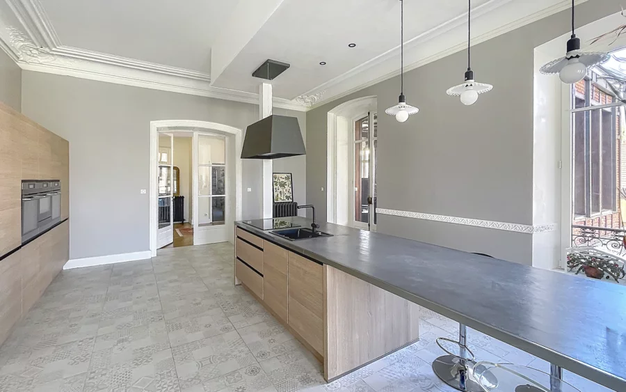 Cuisine aménagée de l'appartement de prestige au château à vendre - Arrière-Cour, agence immobilière spécialisée dans le Territoire de Belfort