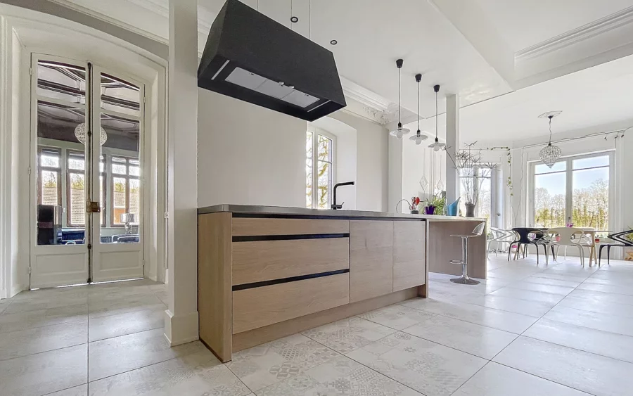 Cuisine de l'appartement de prestige au château à vendre - Arrière-Cour, agence immobilière spécialisée dans le Territoire de Belfort