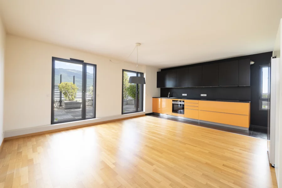 Cuisine lumineuse de l'appartement familial aux portes de Genève à vendre - Arrière-Cour, agence immobilière spécialisée dans l'Ain