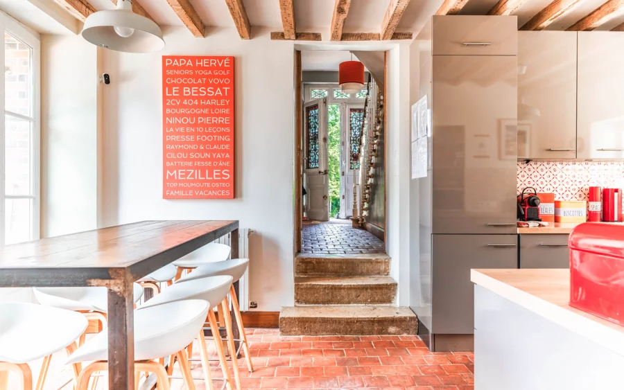 Cuisine lumineuse de la maison de maître en Puisaye à vendre - Arrière-Cour, agence immobilière spécialisée en Bourgogne