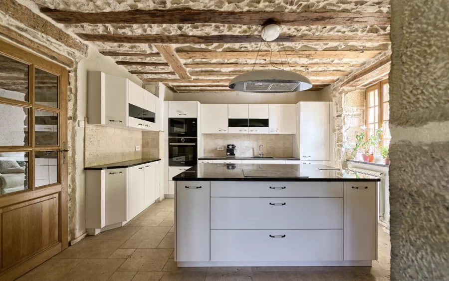 Cuisine de la maison en pierre à Port-Lesney à vendre - Arrière-Cour, agence immobilière spécialisée dans le Jura