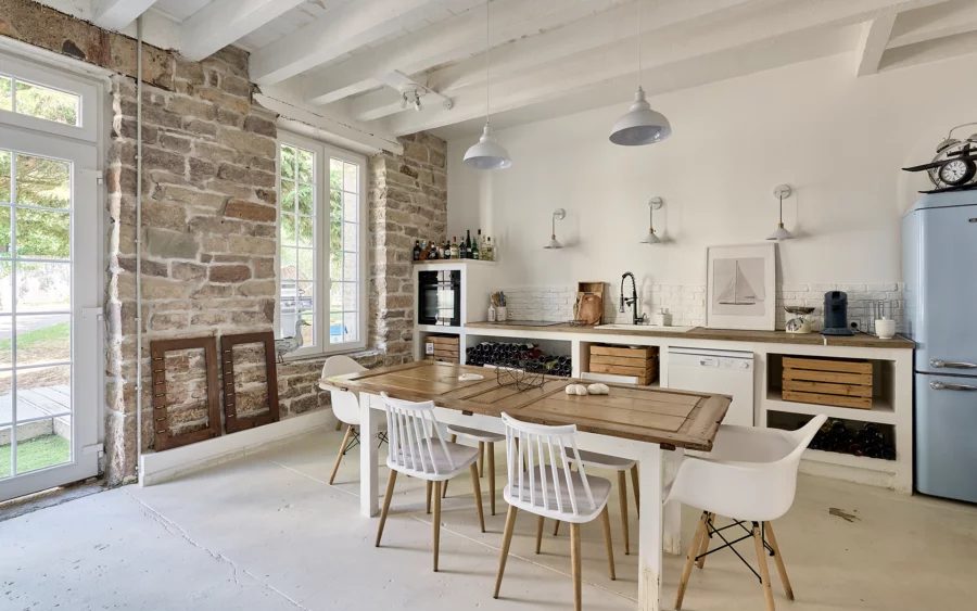 Cuisine d'une demeure de caractère à Luxeuil-les-Bains à vendre - Arrière-Cour, agence immobilière spécialisée en Haute-Saône