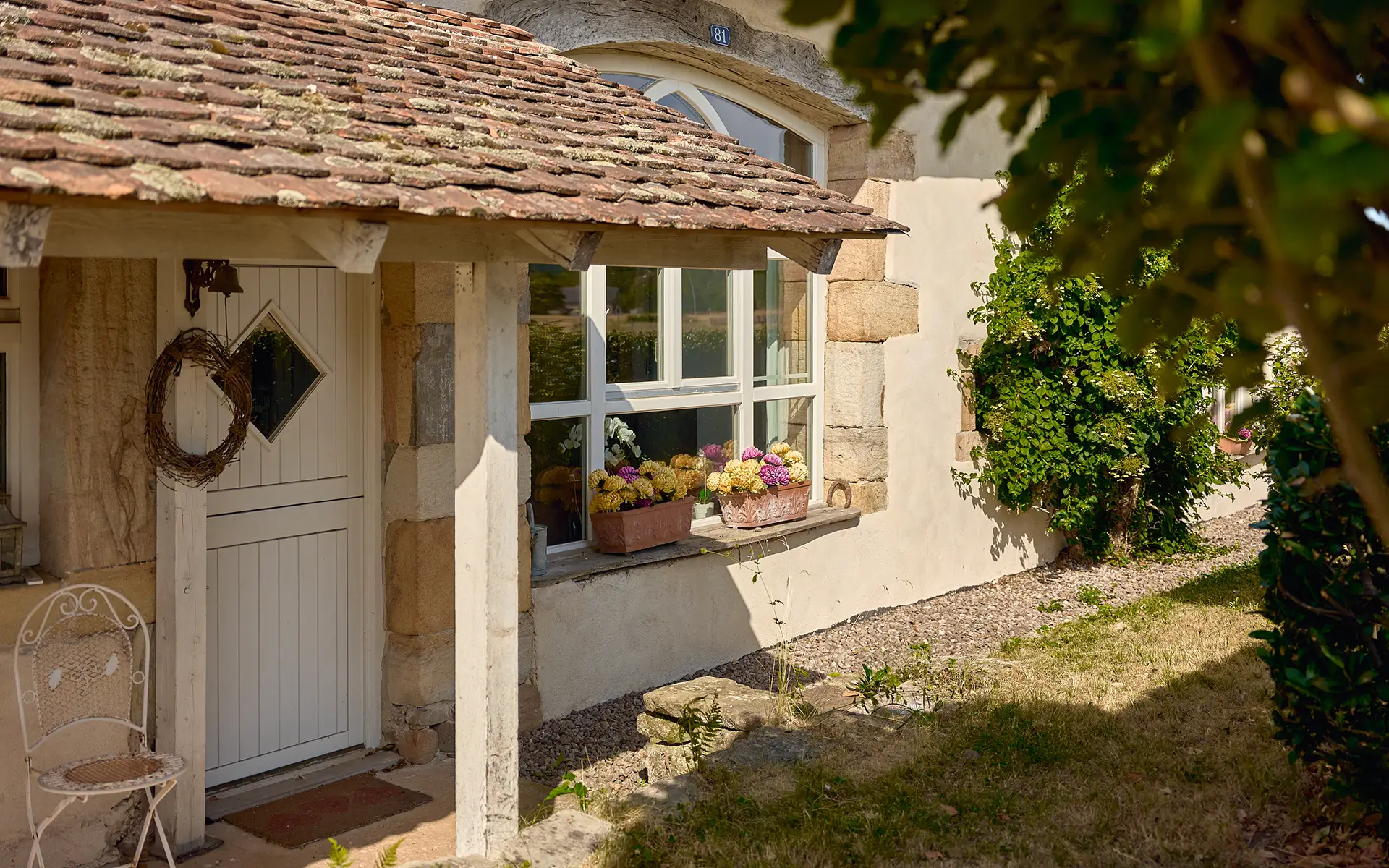 Entrée de la propriété de campagne en Haute-Saône à vendre - Arrière-Cour, agence immobilière spécialisée en Haute-Saône