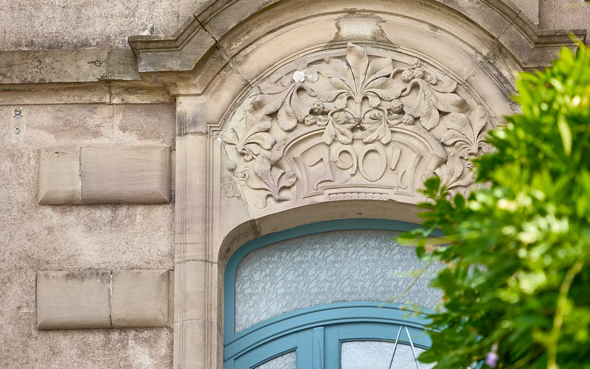 Entrée d'une demeure de caractère à Luxeuil-les-Bains à vendre - Arrière-Cour, agence immobilière spécialisée en Haute-Saône