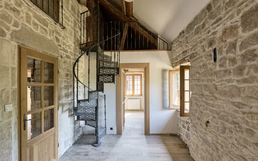 Escalier de la maison en pierre à Port-Lesney à vendre - Arrière-Cour, agence immobilière spécialisée dans le Jura