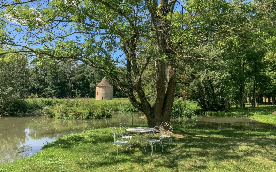 Étang du château de Pymont, entre héritage et hospitalité à vendre - Arrière-Cour, agence immobilière spécialisée en Bourgogne