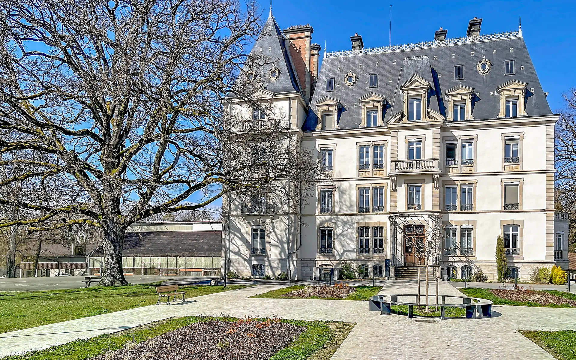Façade de l'appartement de prestige au château à vendre - Arrière-Cour, agence immobilière spécialisée dans le Territoire de Belfort
