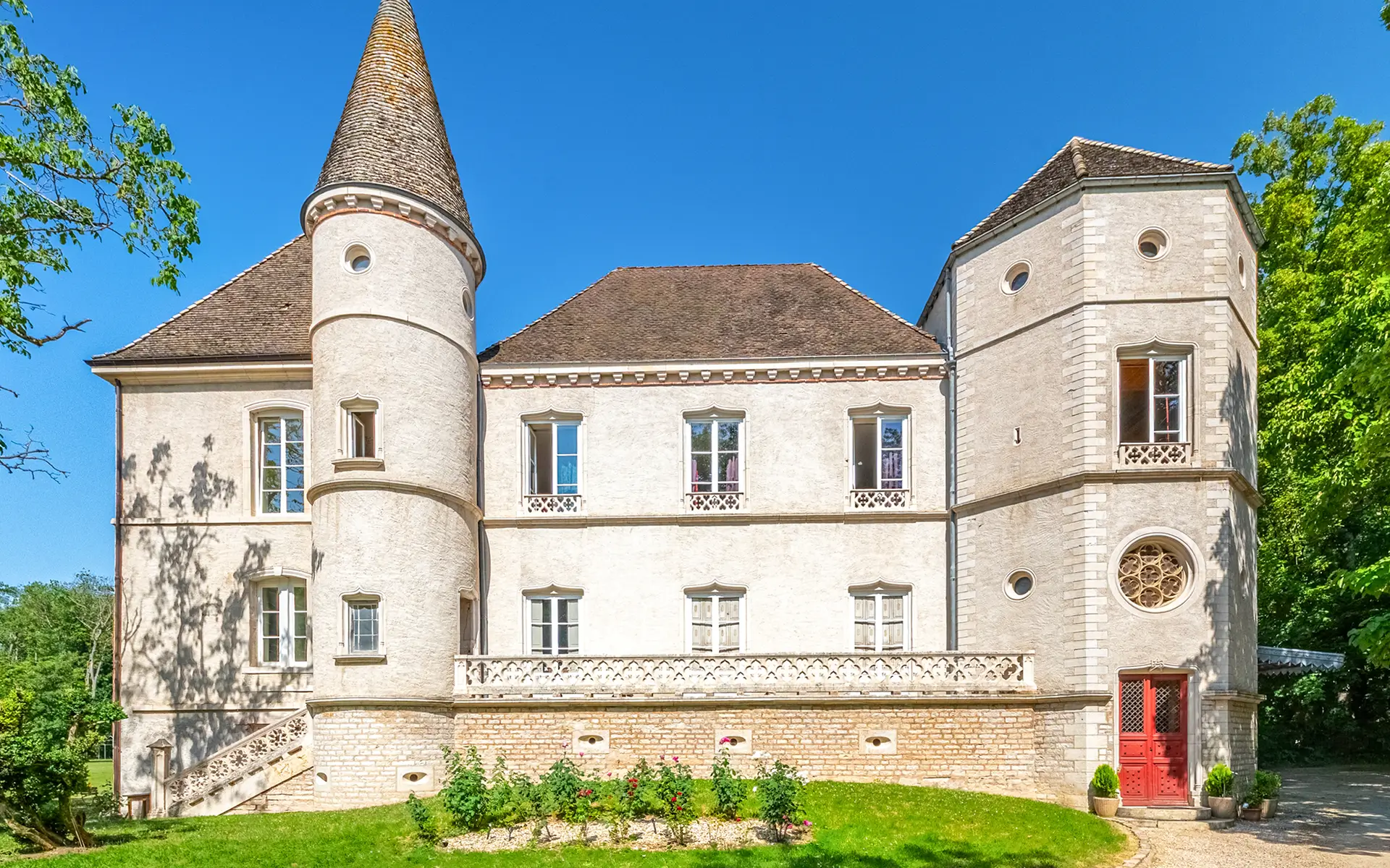 Façade du château de Pymont, entre héritage et hospitalité à vendre - Arrière-Cour, agence immobilière spécialisée en Bourgogne