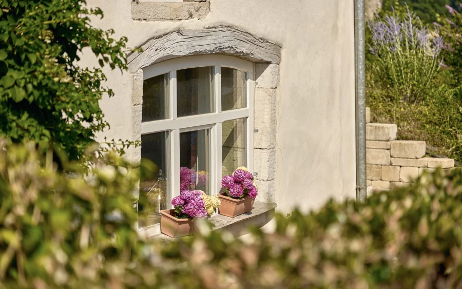Façade et fenêtre de la propriété de campagne en Haute-Saône à vendre - Arrière-Cour, agence immobilière spécialisée en Haute-Saône