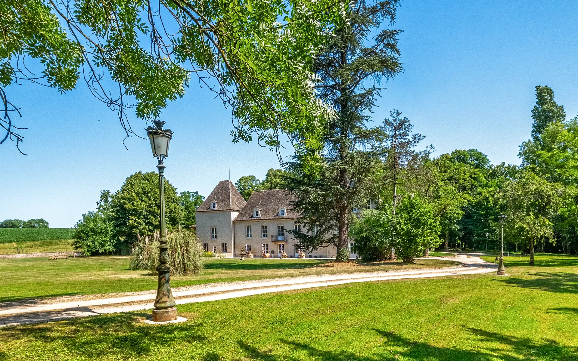 Façade et verdure du château de Pymont, entre héritage et hospitalité à vendre - Arrière-Cour, agence immobilière spécialisée en Bourgogne