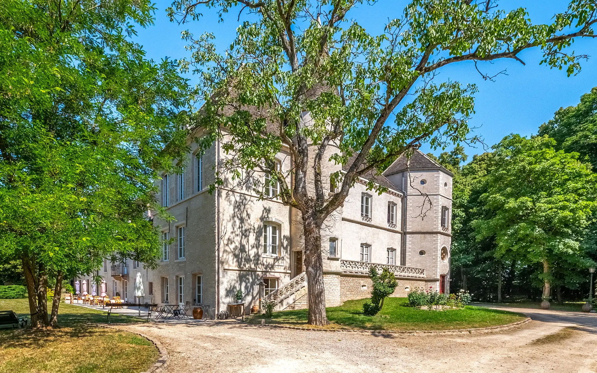 Façade du château de Pymont, entre héritage et hospitalité à vendre - Arrière-Cour, agence immobilière spécialisée en Bourgogne