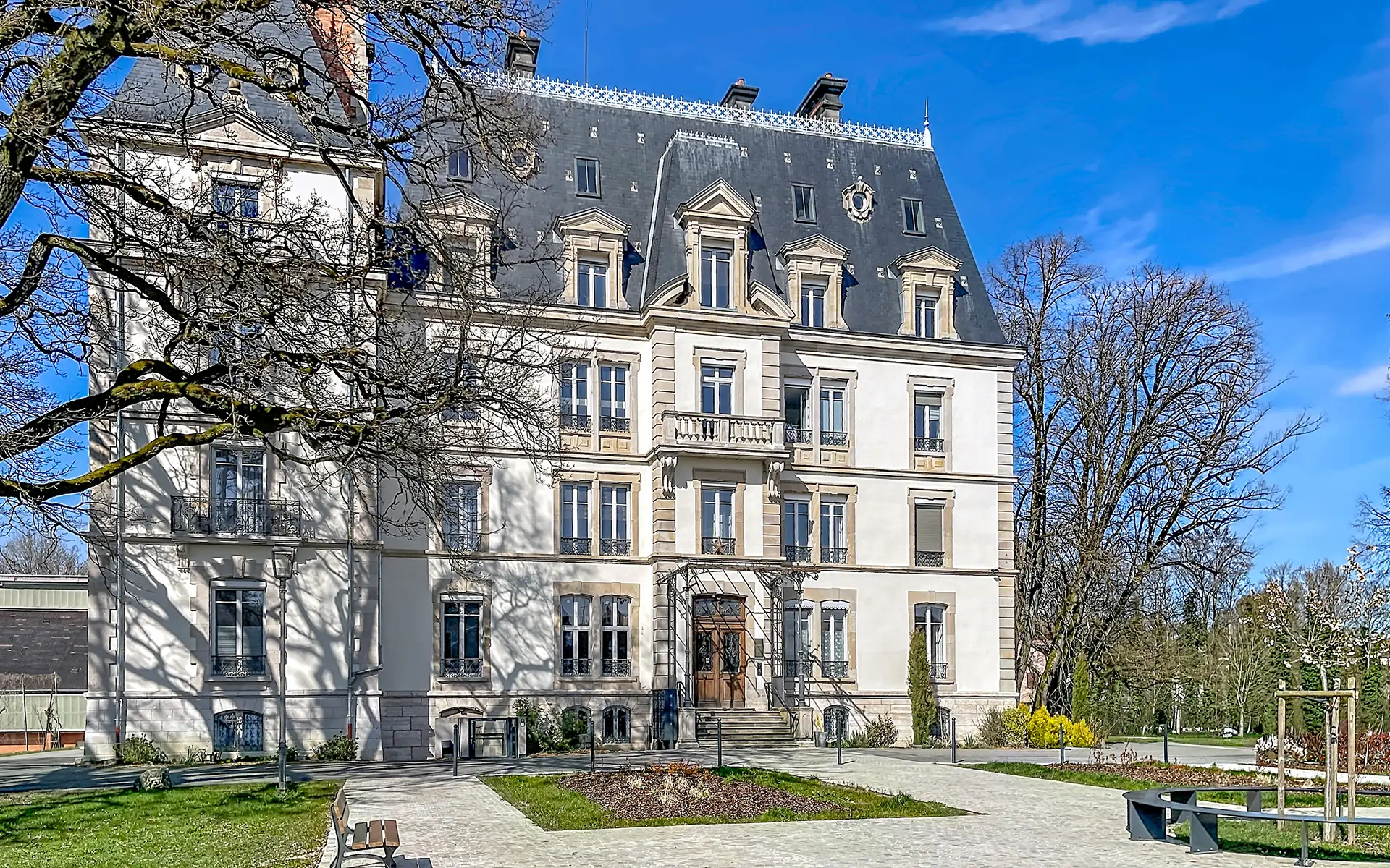 Façade lumineuse de l'appartement de prestige au château à vendre - Arrière-Cour, agence immobilière spécialisée dans le Territoire de Belfort