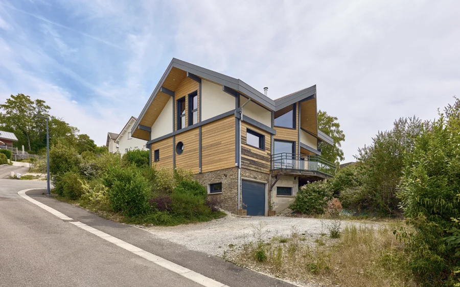 Façade lumineuse de la maison contemporaine sur les hauteurs de Besançon à vendre - Arrière-Cour, agence immobilière spécialisée dans le Doubs