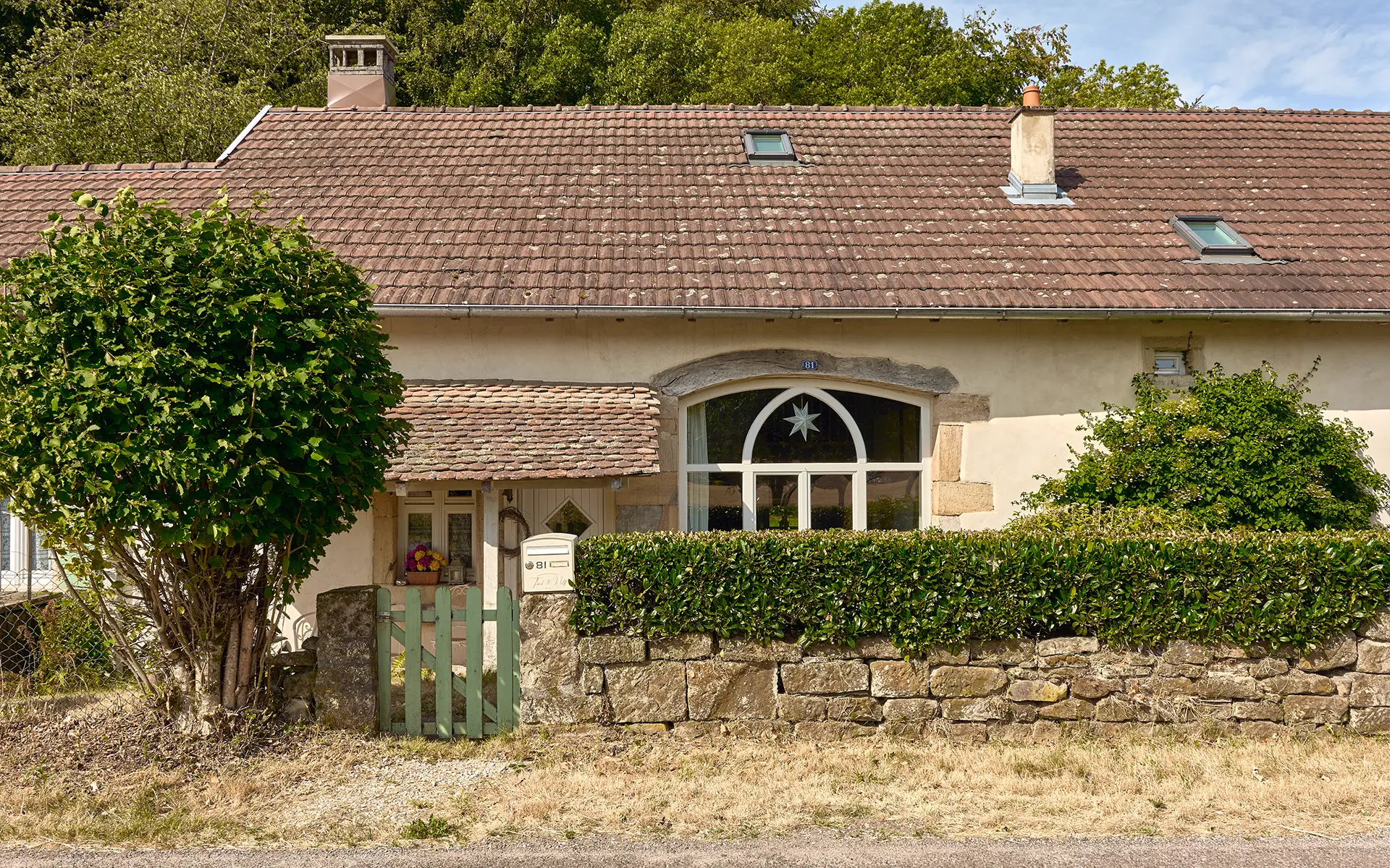 Façade lumineuse de la propriété de campagne en Haute-Saône à vendre - Arrière-Cour, agence immobilière spécialisée en Haute-Saône