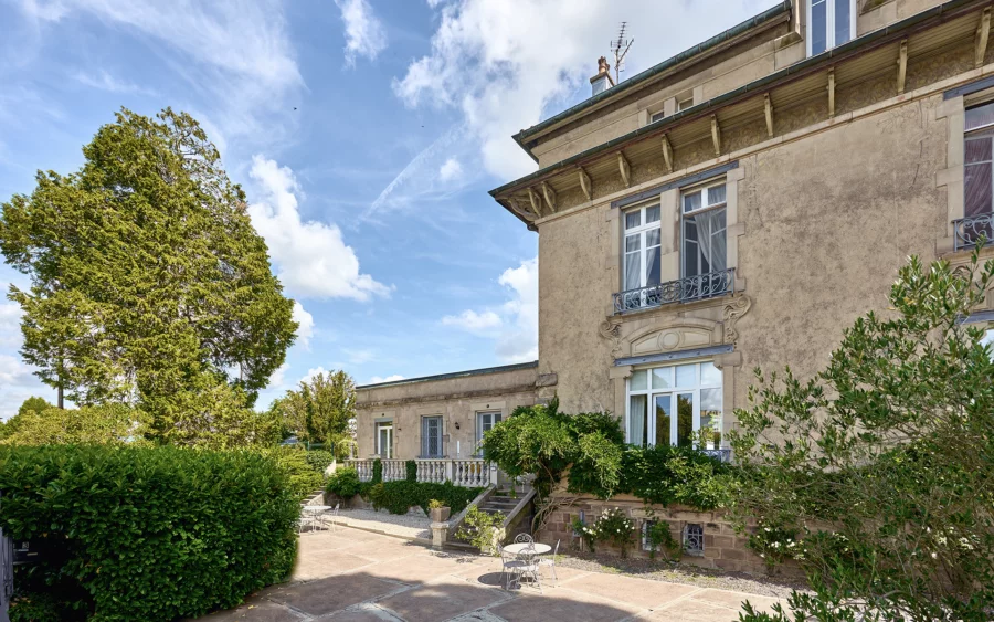 Façade lumineuse d'une demeure de caractère à Luxeuil-les-Bains à vendre - Arrière-Cour, agence immobilière spécialisée en Haute-Saône