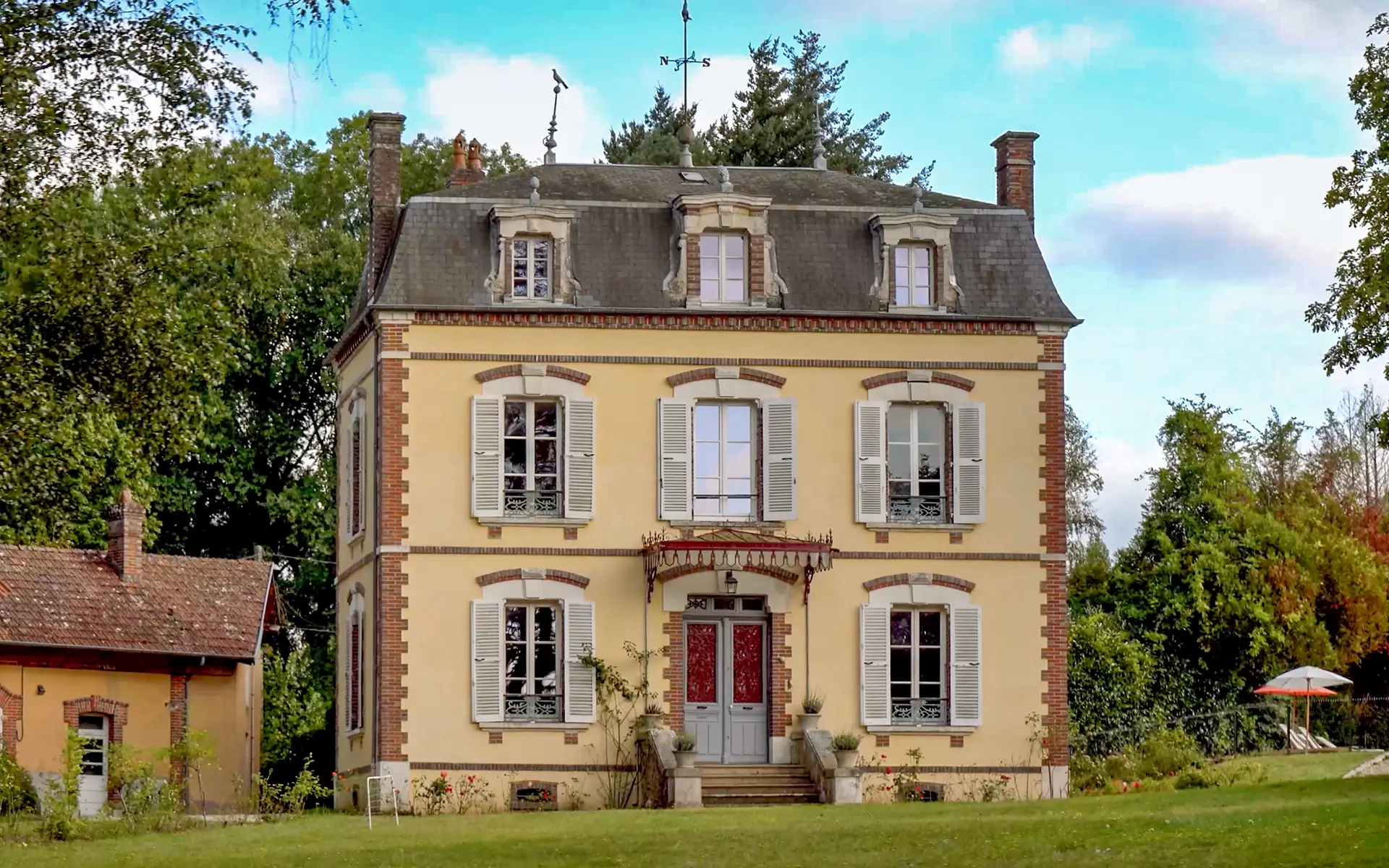 Façade lumineuse de la maison de maître en Puisaye à vendre - Arrière-Cour, agence immobilière spécialisée en Bourgogne