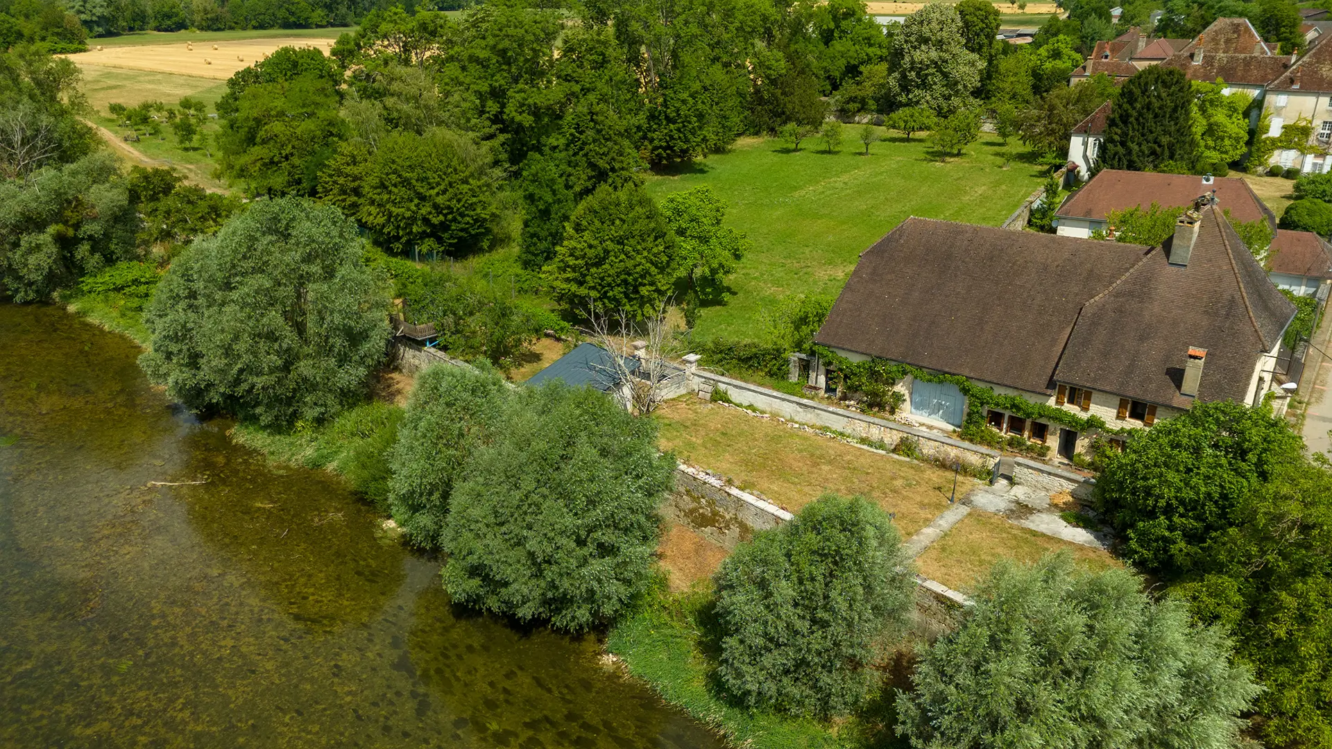 Façade de la maison en pierre à Port-Lesney à vendre - Arrière-Cour, agence immobilière spécialisée dans le Jura