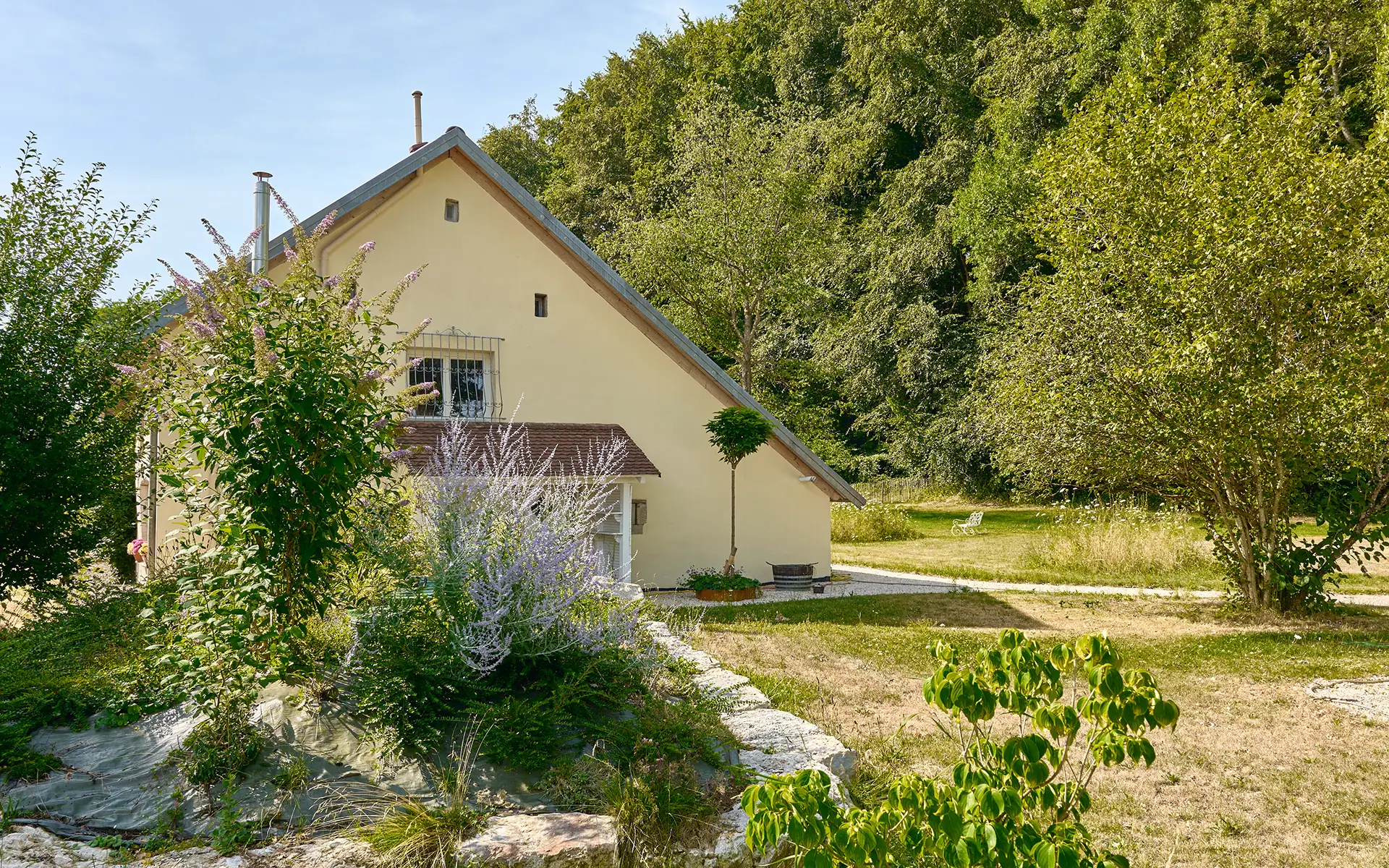 Façade de la propriété de campagne en Haute-Saône à vendre - Arrière-Cour, agence immobilière spécialisée en Haute-Saône