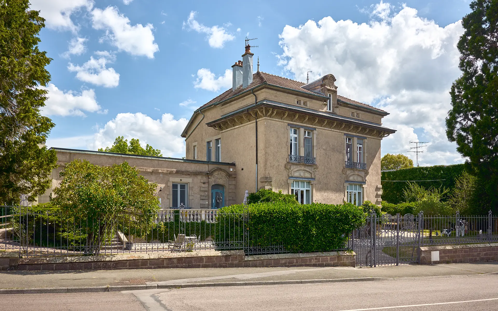 Façade d'une demeure de caractère à Luxeuil-les-Bains à vendre - Arrière-Cour, agence immobilière spécialisée en Haute-Saône