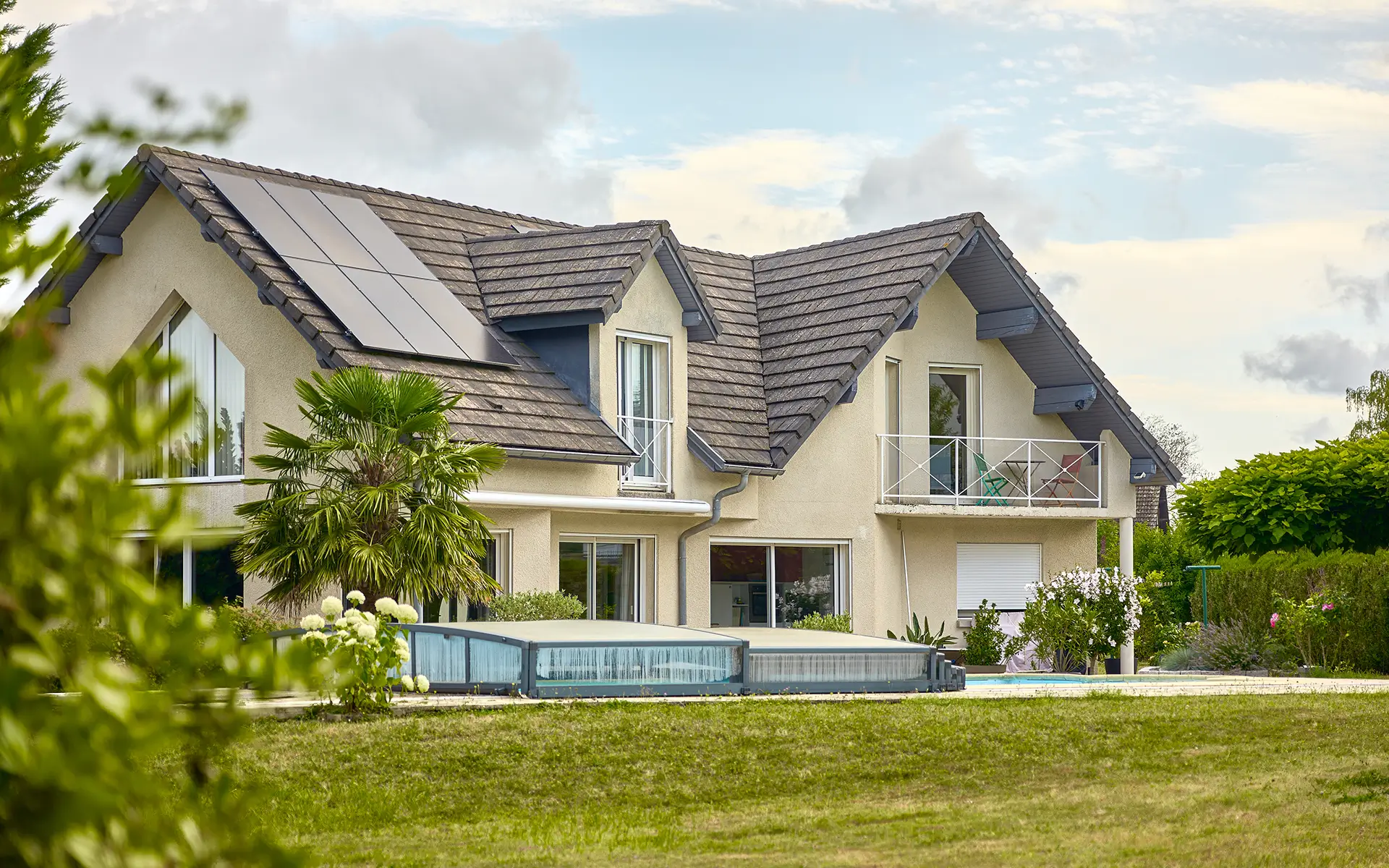 Façade d'une maison familiale avec piscine à Besançon à vendre - Arrière-Cour, agence immobilière spécialisée dans le Doubs