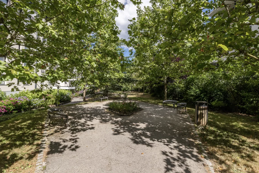 Jardin de l'appartement familial aux portes de Genève à vendre - Arrière-Cour, agence immobilière spécialisée dans l'Ain