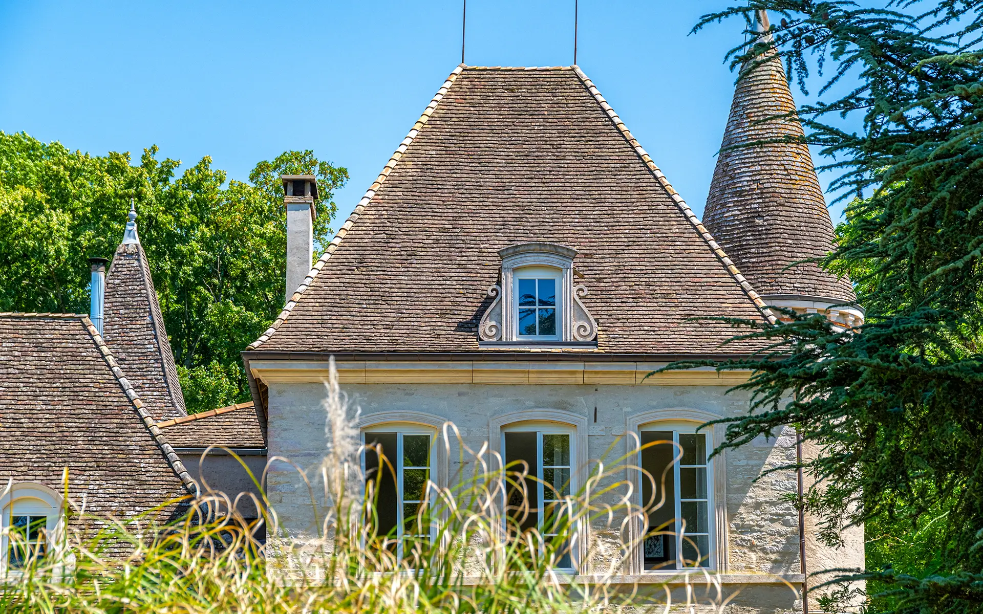 Le château de Pymont, entre héritage et hospitalité à vendre - Arrière-Cour, agence immobilière spécialisée en Bourgogne