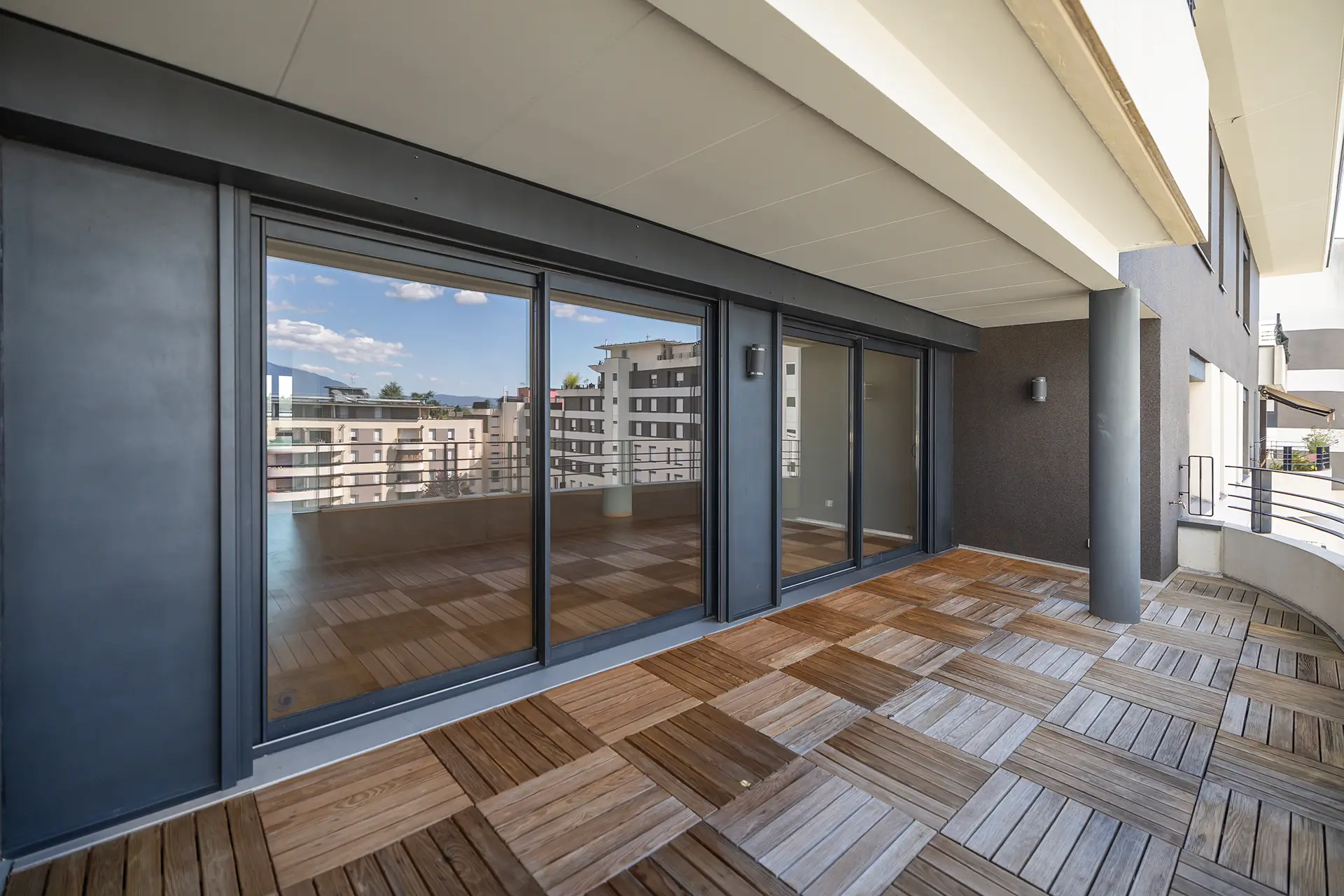 Loggia de l'appartement familial aux portes de Genève à vendre - Arrière-Cour, agence immobilière spécialisée dans l'Ain
