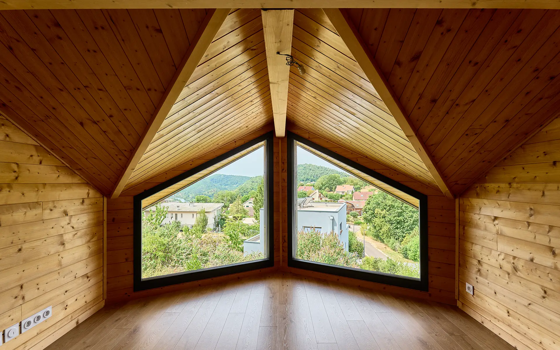 Maison contemporaine sur les hauteurs de Besançon à vendre - Arrière-Cour, agence immobilière spécialisée dans le Doubs