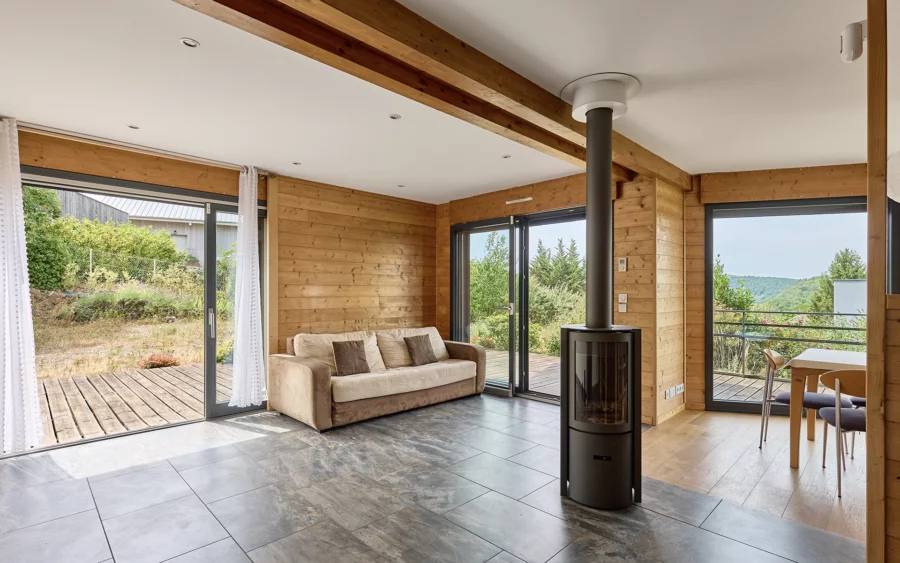 Pièce à vivre de la maison contemporaine sur les hauteurs de Besançon à vendre - Arrière-Cour, agence immobilière spécialisée dans le Doubs