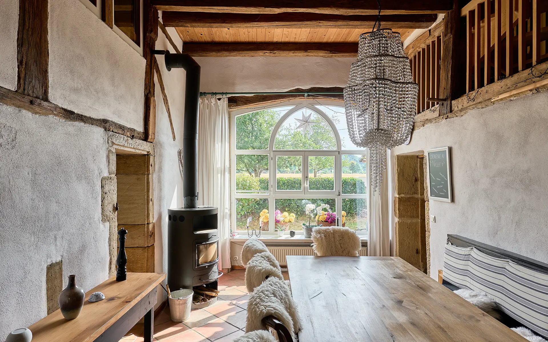Pièce à vivre de la propriété de campagne en Haute-Saône à vendre - Arrière-Cour, agence immobilière spécialisée en Haute-Saône