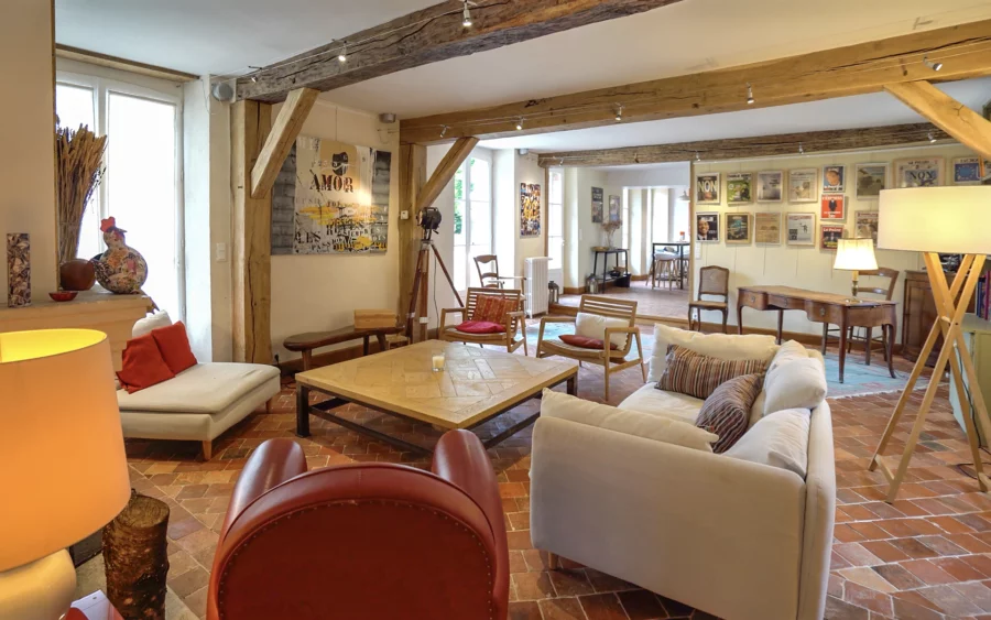 Pièce à vivre de la maison de maître en Puisaye à vendre - Arrière-Cour, agence immobilière spécialisée en Bourgogne