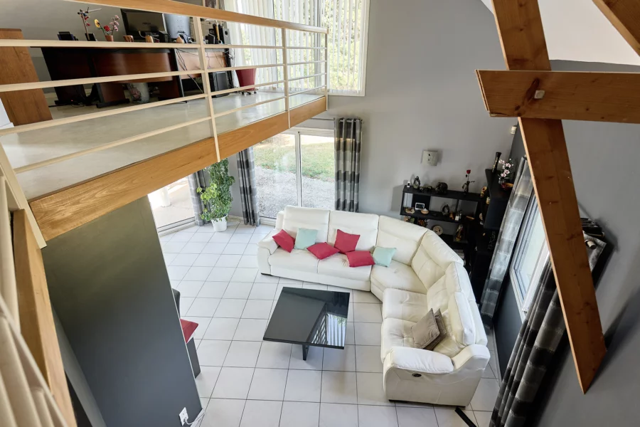 Pièce à vivre d'une maison familiale avec piscine à Besançon à vendre - Arrière-Cour, agence immobilière spécialisée dans le Doubs