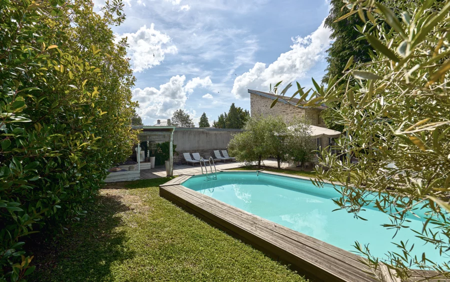 Piscine d'une demeure de caractère à Luxeuil-les-Bains à vendre - Arrière-Cour, agence immobilière spécialisée en Haute-Saône