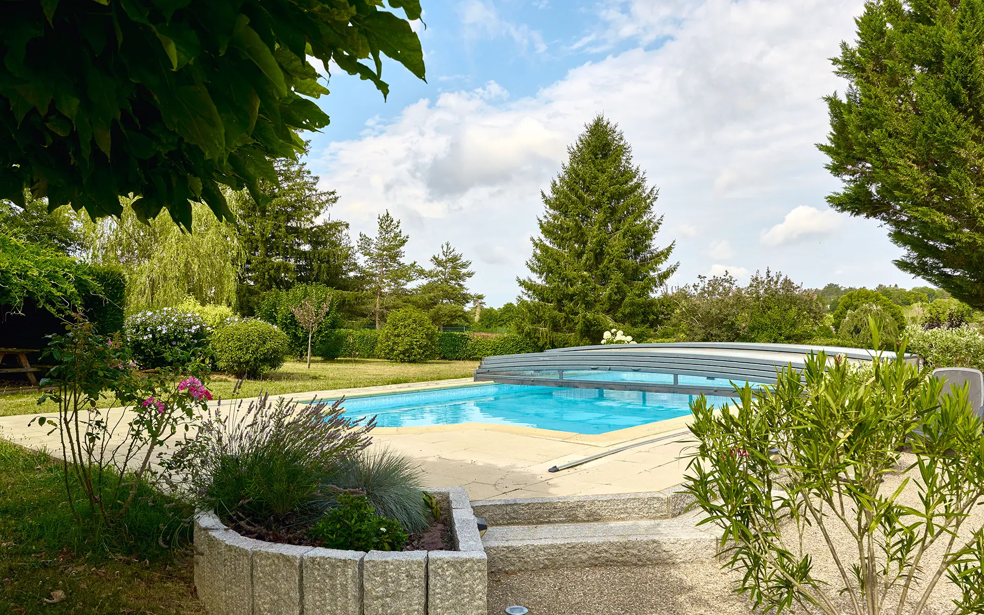 Piscine d'une maison familiale avec piscine à Besançon à vendre - Arrière-Cour, agence immobilière spécialisée dans le Doubs
